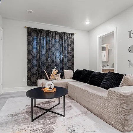 Elegant King Apartment Near Downtown Dallas